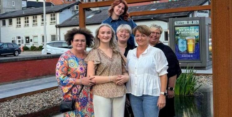 Gitte Falk (tv) og de øvrige i frisørteamet søger en ny kollega. Privatfoto.