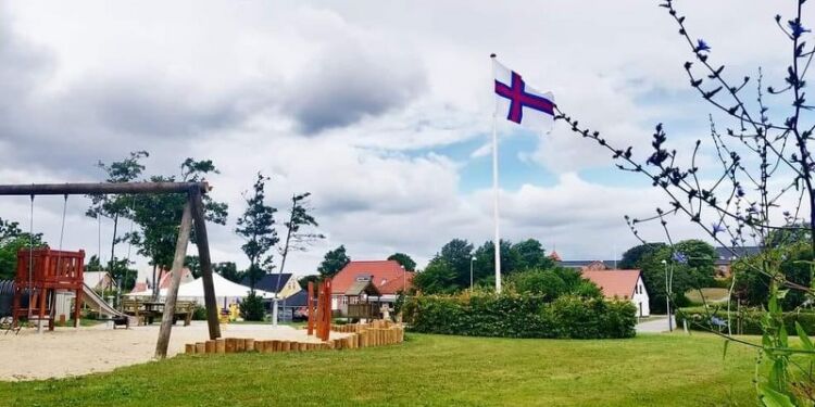 Færøernes flag til tops på Det Grønne Hjørne i Horne. Foto: Hans Wendelboe Bøcher.
