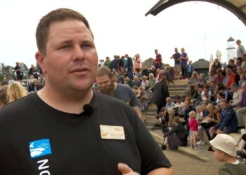 Formidler Kim Fogt har i lighed med de andre ansatte travlt hos det velbesøgte Nordsøen Oceanarium. Foto: TV2 Nord.