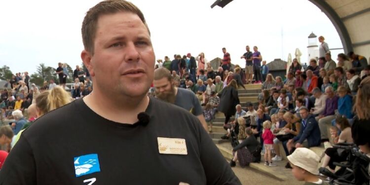 Formidler Kim Fogt har i lighed med de andre ansatte travlt hos det velbesøgte Nordsøen Oceanarium. Foto: TV2 Nord.