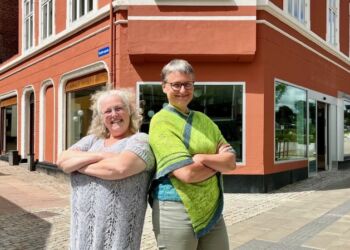 Susanne Tønder og Marianne Grostøl Nielsen foran butikken, der skal rumme Garnhulen. Foto: Privat.