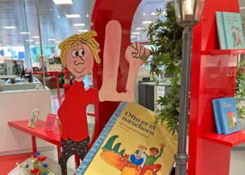 Her ses bogen Gummitarzan udstillet på Hjørring Bibliotek.