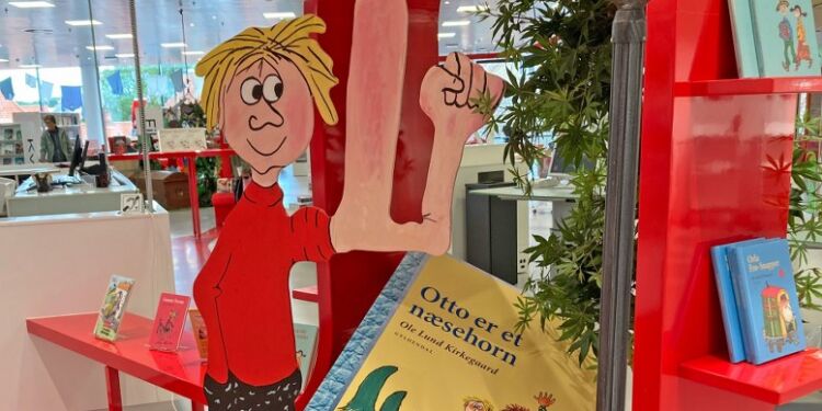 Her ses bogen Gummitarzan udstillet på Hjørring Bibliotek.