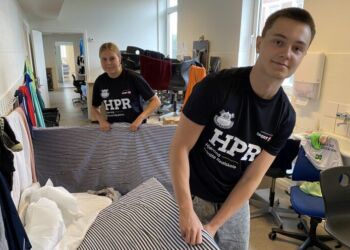 Noah Vendelbo Vestergaard og Annabell Skovbo Andersen fordeler madrasser og senge linned ud til nogle af de mange deltagere i Dana Cup. Foto: HPR.