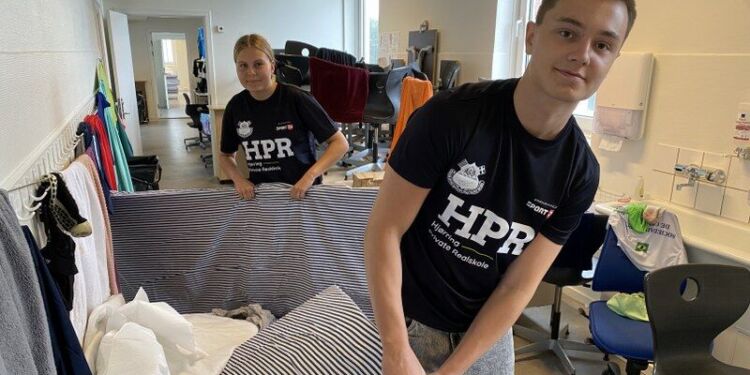 Noah Vendelbo Vestergaard og Annabell Skovbo Andersen fordeler madrasser og senge linned ud til nogle af de mange deltagere i Dana Cup. Foto: HPR.