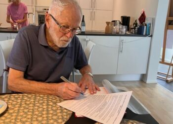 Poul Andersen underskriver aftalen. Foto: Håndværkernes Hus.