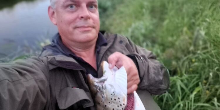 Det er ikke nemt at tage en selfie med en fisk i hånden og samtidig prøve at se bare lidt normal ud, noterer Michael Ejstrup Nielsen.