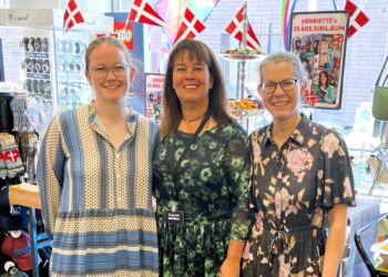 Henriette ses her i midten mellem Katrine Vinther Krogh og boghandler Malene Ibsen Jakobsen. Foto: Niels Chr. Jakobsen.