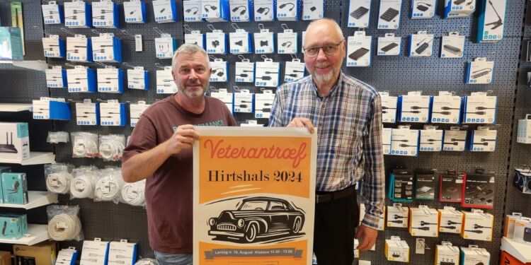 Tovholderne Claus Neve Olsen og Tommy Høj med plakaten til Hirtshals Venterantræf 2024.