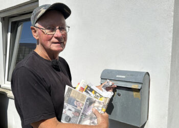 75-årige Erik Raifenstein fra Hirtshals synes, det er spild af klodens ressourcer, at reklamer ryger direkte i skraldespanden.
Foto: Lisbet Christensen / TV2 Nord.