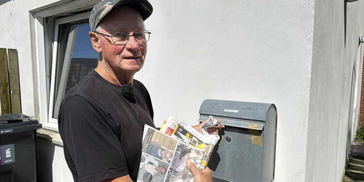 75-årige Erik Raifenstein fra Hirtshals synes, det er spild af klodens ressourcer, at reklamer ryger direkte i skraldespanden.
Foto: Lisbet Christensen / TV2 Nord.
