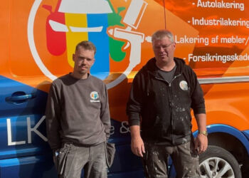 Emil og Mogens hos LKA Farve & Lak i Hjørring. Foto: Business Hjørring.