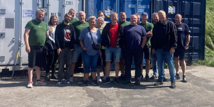 Bestyrelsen og vist nok et par stykker flere hos Musik Under Trappen. Foto: MUT.