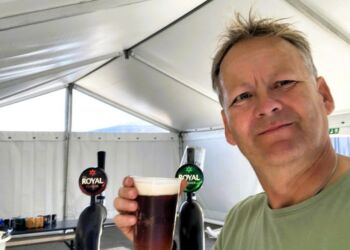 Barchef Jens Kohno Andersen har smagt på fadøllet og glæder sig nu til lørdag aften med Musik Under Trappen i Hirtshals. Foto: Privat.