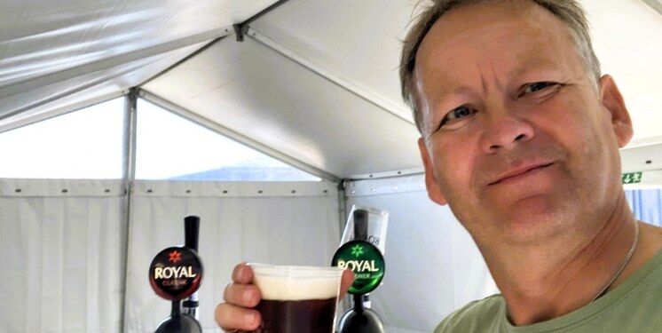 Barchef Jens Kohno Andersen har smagt på fadøllet og glæder sig nu til lørdag aften med Musik Under Trappen i Hirtshals. Foto: Privat.