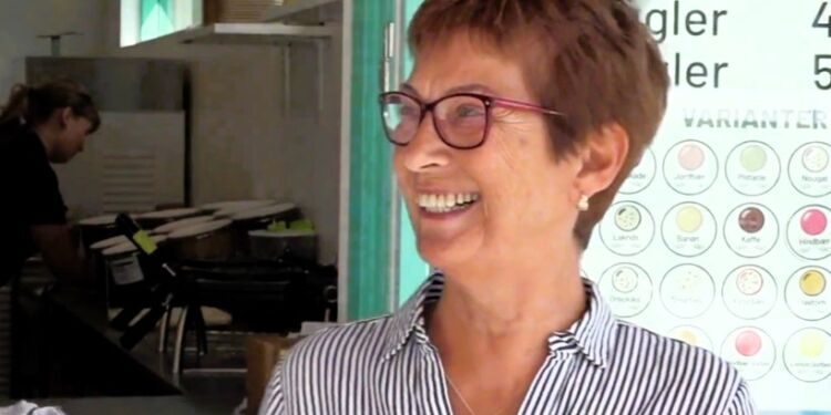 Hemmelighedsfulde Jette Bundesen ved Café Fisk Isbar. Foto: TV2 Nord.