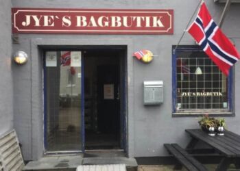 Jette Hansen og Poul Nielsen har i årevis fejret 17. maj i Jye's Bagbutik. Foto: Arkiv.