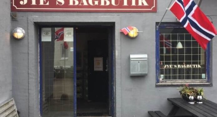 Jette Hansen og Poul Nielsen har i årevis fejret 17. maj i Jye's Bagbutik. Foto: Arkiv.