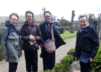 Lisbeth Faldborg står en blæsende sommerdag her i 2024 til venstre efterfulgt af Tanya Burgess-Maloney, Radha Jenen-Burgess og Joan Burgess. Foto: Privat.
