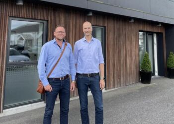 Michael Vendelbo ved siden af den endnu højere Anders Chr. Nielsen hos Lytzen A/S. Foto: Privat.