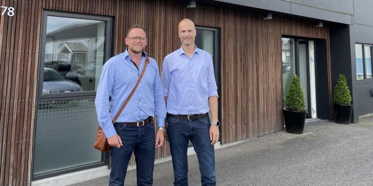 Michael Vendelbo ved siden af den endnu højere Anders Chr. Nielsen hos Lytzen A/S. Foto: Privat.