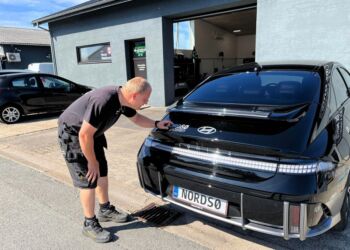 Mathias Harlund var ikke længe om at diagnosticere svagheden ved den smukke sorte lak og foreslog derfor en keramisk coating til min Hyundai Ioniq 6. Foto: Niels Skipper.