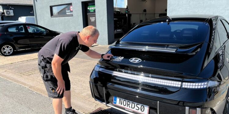 Mathias Harlund var ikke længe om at diagnosticere svagheden ved den smukke sorte lak og foreslog derfor en keramisk coating til min Hyundai Ioniq 6. Foto: Niels Skipper.