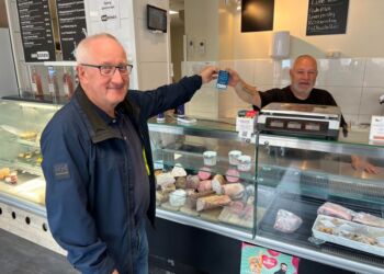 Jan Hansen fra Kødboxen får her forevist et gavekort af handelschef Per Martensen fra Hirtshals Handel & Erhverv. Foto (arkiv): Niels Skipper.
