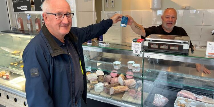 Jan Hansen fra Kødboxen får her forevist et gavekort af handelschef Per Martensen fra Hirtshals Handel & Erhverv. Foto (arkiv): Niels Skipper.