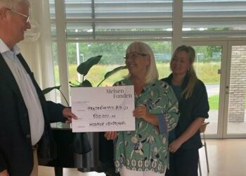 Bestyrelsesformand i Melsen Fonden, Anker Laden-Andersen overrækker checken til Renate Kæmpe Weilov, bestyrelsesformand ved Hospice Vendsyssel. Foto: Melsen Fonden.