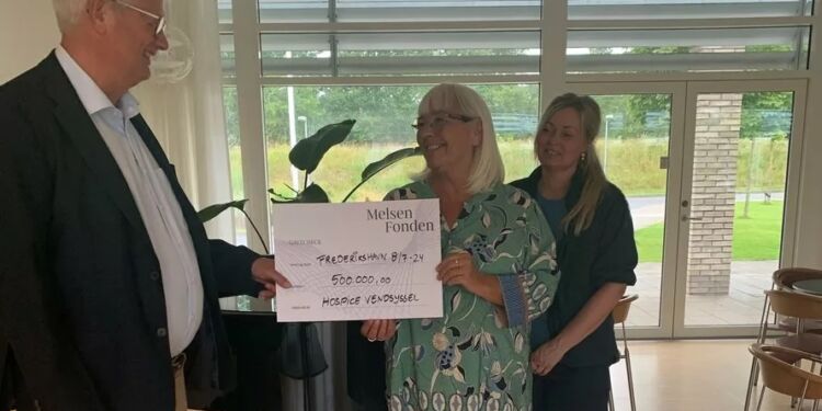 Bestyrelsesformand i Melsen Fonden, Anker Laden-Andersen overrækker checken til Renate Kæmpe Weilov, bestyrelsesformand ved Hospice Vendsyssel. Foto: Melsen Fonden.
