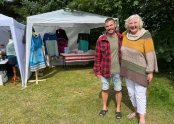 Mads Halle Bruun og Anna-Stina Billund i haven ved Nr. Tornby Kunsthåndværkermarked i 2024. Foto (arkiv): Niels Skipper.