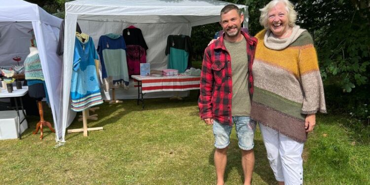 Mads Halle Bruun og Anna-Stina Billund i haven ved Nr. Tornby Kunsthåndværkermarked i 2024. Foto (arkiv): Niels Skipper.