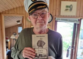 Peter Mouritzen med den nye udgave af "Da jeg var ung digter". Foto: Privat.