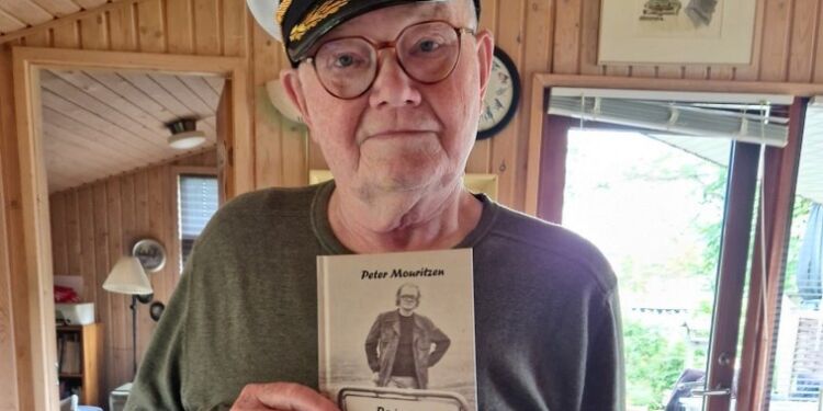 Peter Mouritzen med den nye udgave af "Da jeg var ung digter". Foto: Privat.