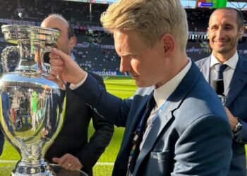 Nicklas Vinde med trofæet til EM. I baggrunden Giorgio Chiellinni, som var anfører for det italienske landshold i 2021. Foto: Privat.