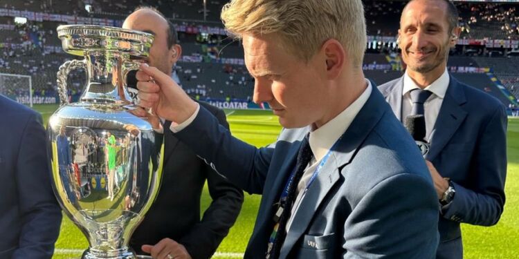 Nicklas Vinde med trofæet til EM. I baggrunden Giorgio Chiellinni, som var anfører for det italienske landshold i 2021. Foto: Privat.