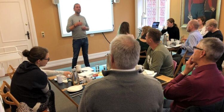 Niels Christian Jensen i gang med kursus for ledere i Hjørring. Foto: Arkiv.