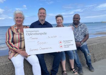 Fra overrækkelsen af Feriepartner Tversteds donation ses her Lisbet Hvid Hermansen, bureauleder Lars Lundsgaard, Susan Vivi Sørensen og Peter Brix Kjeldgaard. Foto: HO.