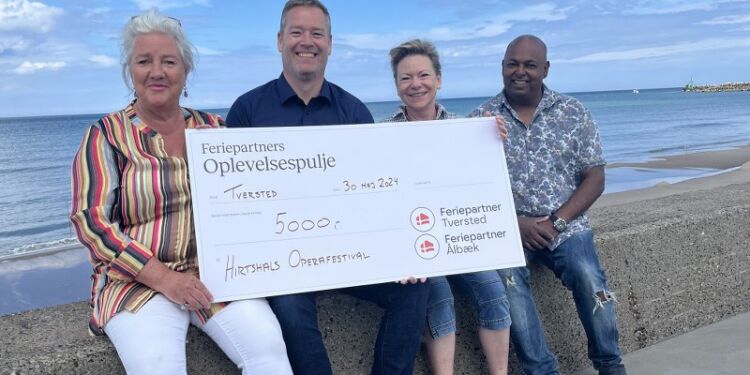 Fra overrækkelsen af Feriepartner Tversteds donation ses her Lisbet Hvid Hermansen, bureauleder Lars Lundsgaard, Susan Vivi Sørensen og Peter Brix Kjeldgaard. Foto: HO.