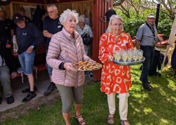 Formanden for Fiskekrogen Herdis Haugaard og Joan Pedersen gik rundt og bød på kransekage og et glas bobler.