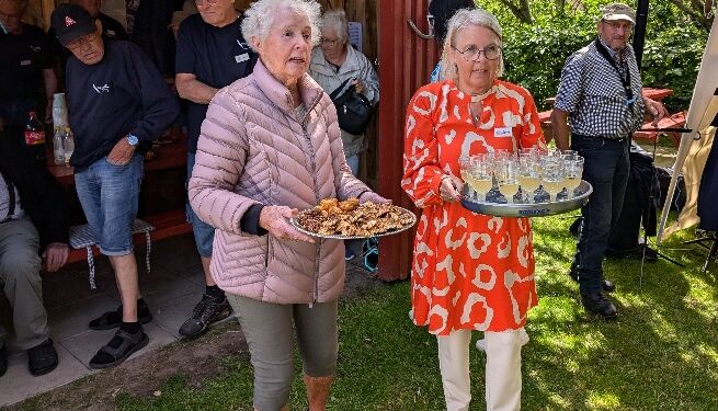 Formanden for Fiskekrogen Herdis Haugaard og Joan Pedersen gik rundt og bød på kransekage og et glas bobler.