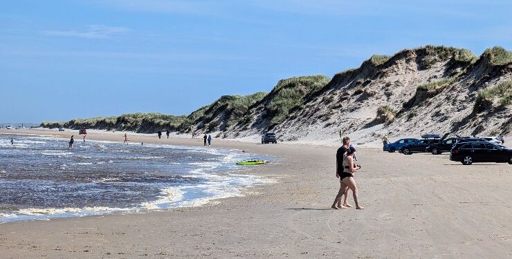 Tversted Strand er ganske bred, og der er god plads både til badegæster og biler.