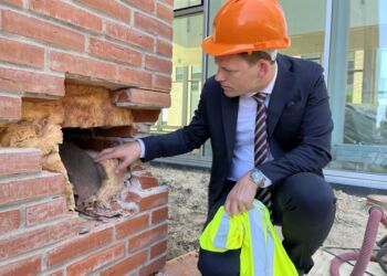 Regionsrådsformand Mads Duedahl (V) besigtiger murværket på det ny Universitetshospital i Aalborg. Foto: Region Nordjylland.