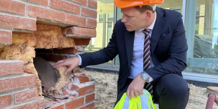 Regionsrådsformand Mads Duedahl (V) besigtiger murværket på det ny Universitetshospital i Aalborg. Foto: Region Nordjylland.