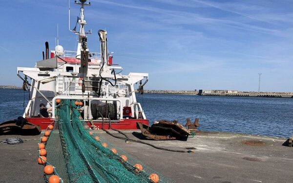 "Rönö" får nyt trawl om bord hos Cosmos Trawl A/S i Hirtshals. Foto: Terje Engø.