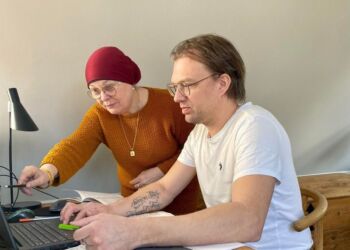 Saliha Marie Fetteh ses her rette, redigere, omskrive  og diskutere manuskriptet med sin grandfætter  Jesper Christian Thue Mikkelsen. Foto: Privat.