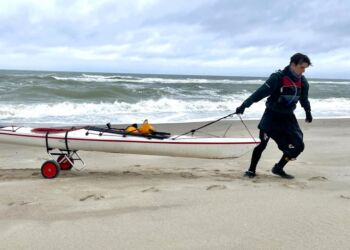 Sebastian Pedersen med sin kajak på vej rundt om Danmark. Foto: Privat.