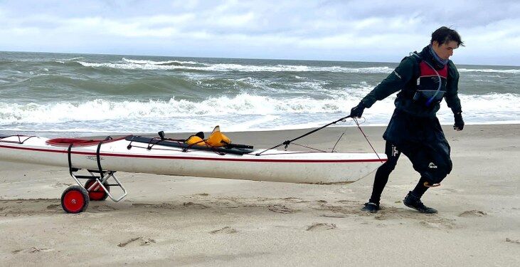 Sebastian Pedersen med sin kajak på vej rundt om Danmark. Foto: Privat.