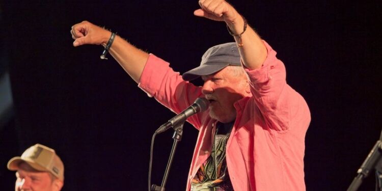 Kjeld Torbjørn på scenen med Slåbrock Band.